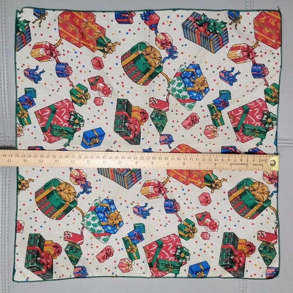 Vtg Christmas Holiday Placemat & Napkin Set of 4 Colorful Cloth Gift Box Pattern